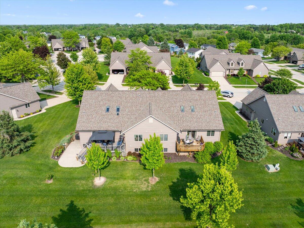 W203N16129 Pin Oak Cir