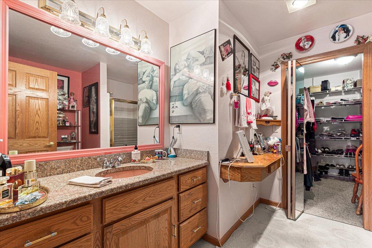 W203N16129 Pin Oak Cir