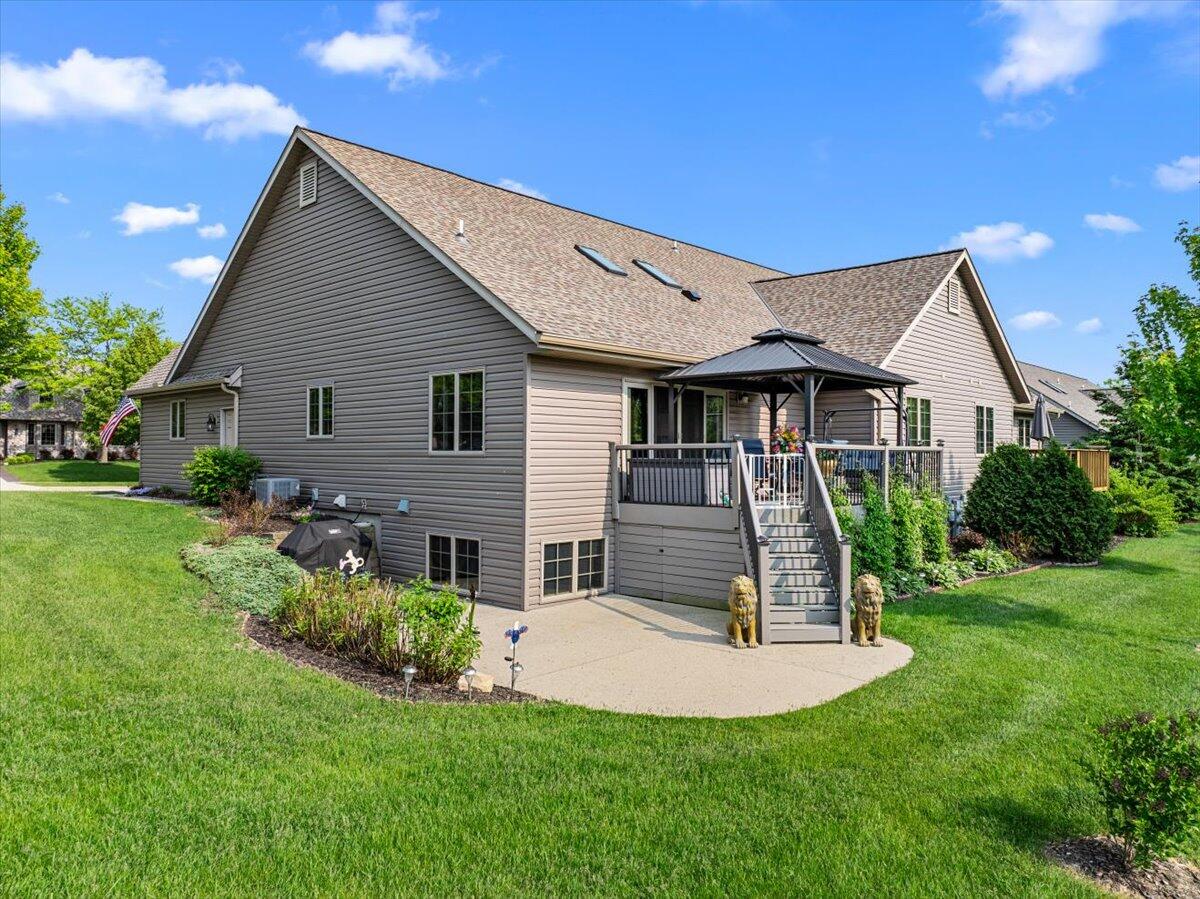 W203N16129 Pin Oak Cir