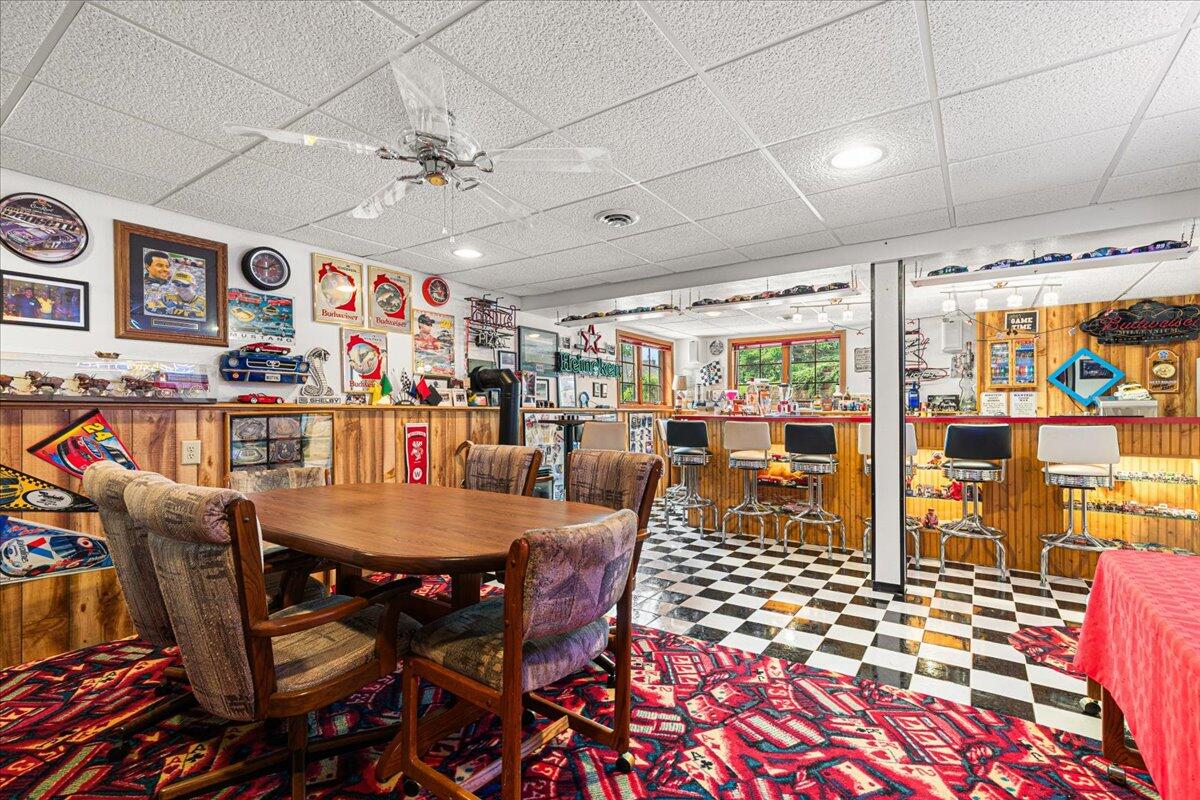 W203N16129 Pin Oak Cir