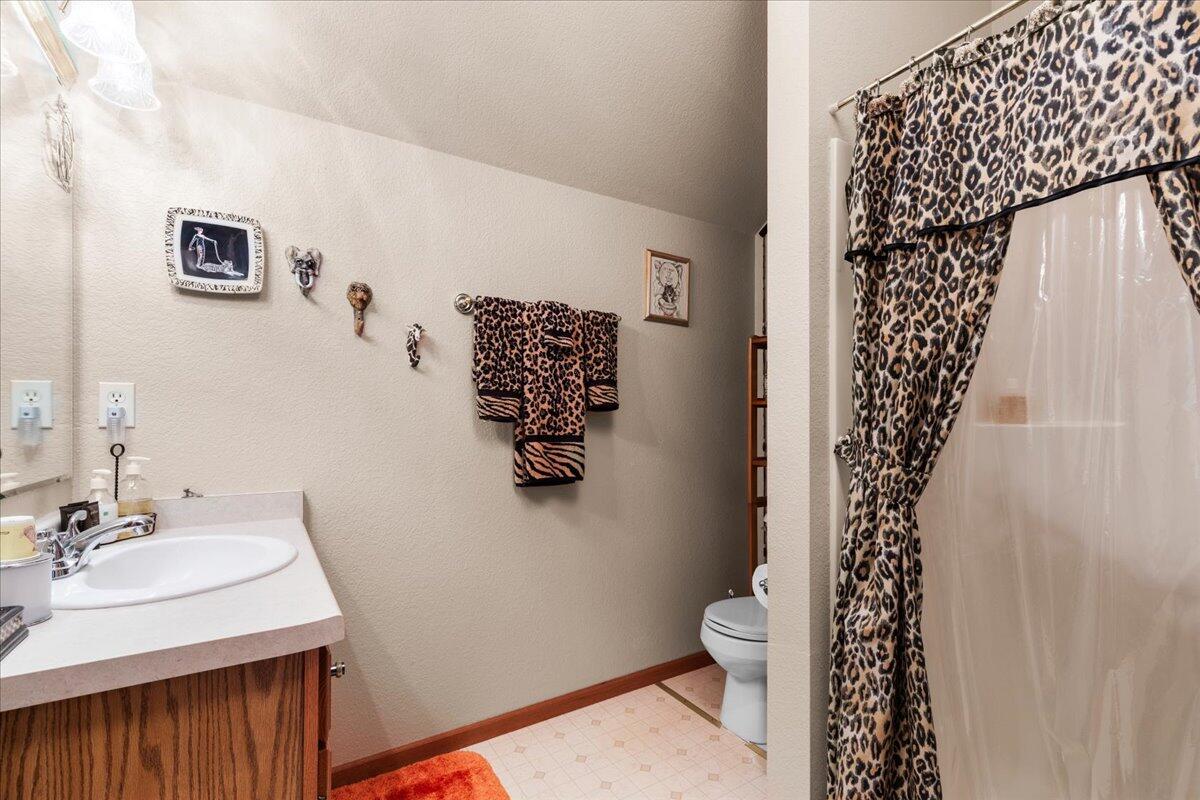W203N16129 Pin Oak Cir