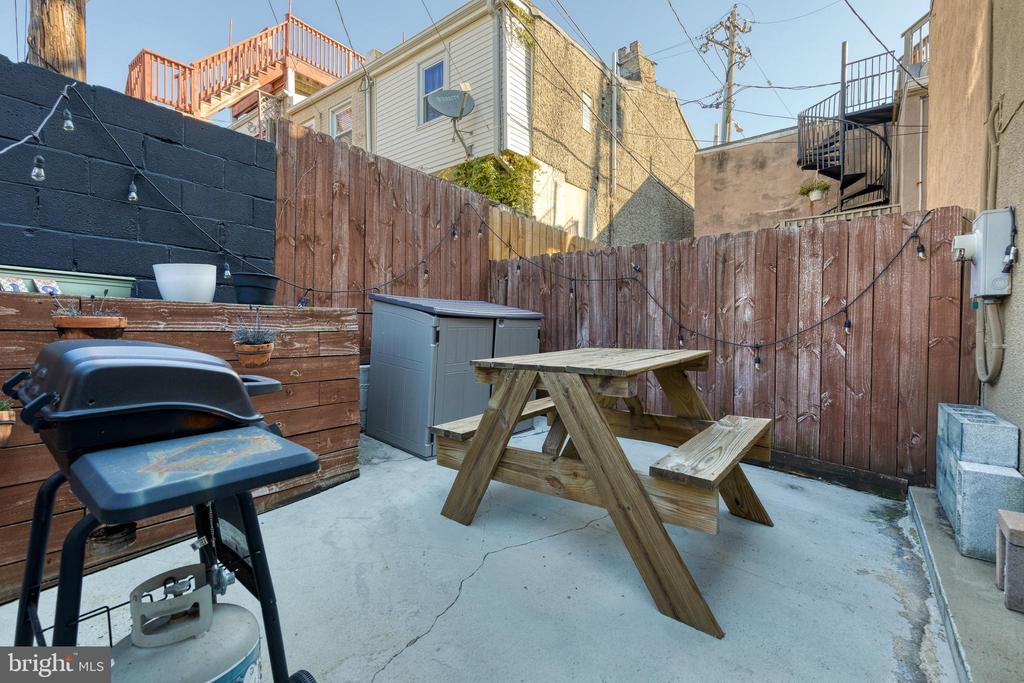2218 FLEET STREET