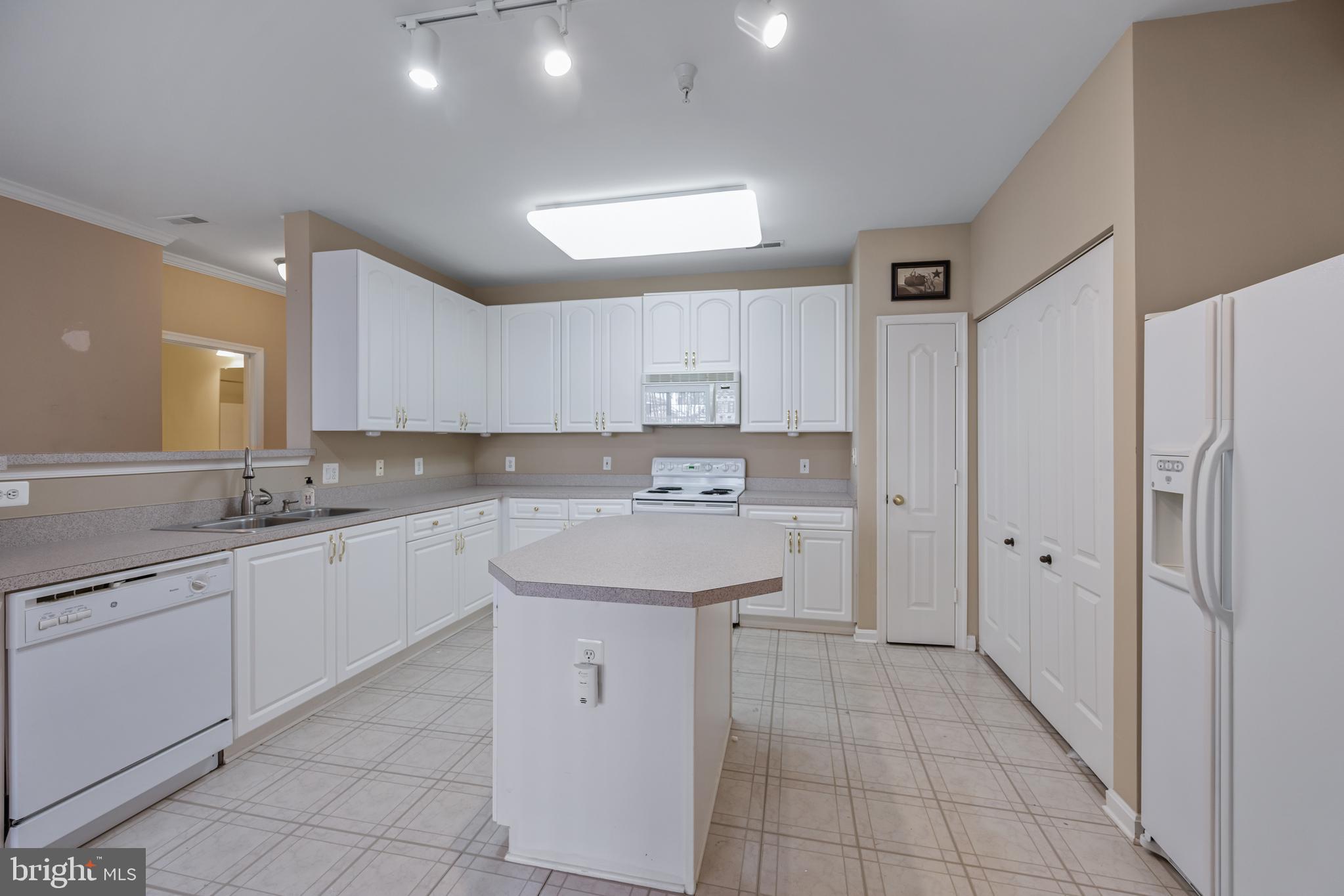 400 SYMPHONY CIRCLE 70B