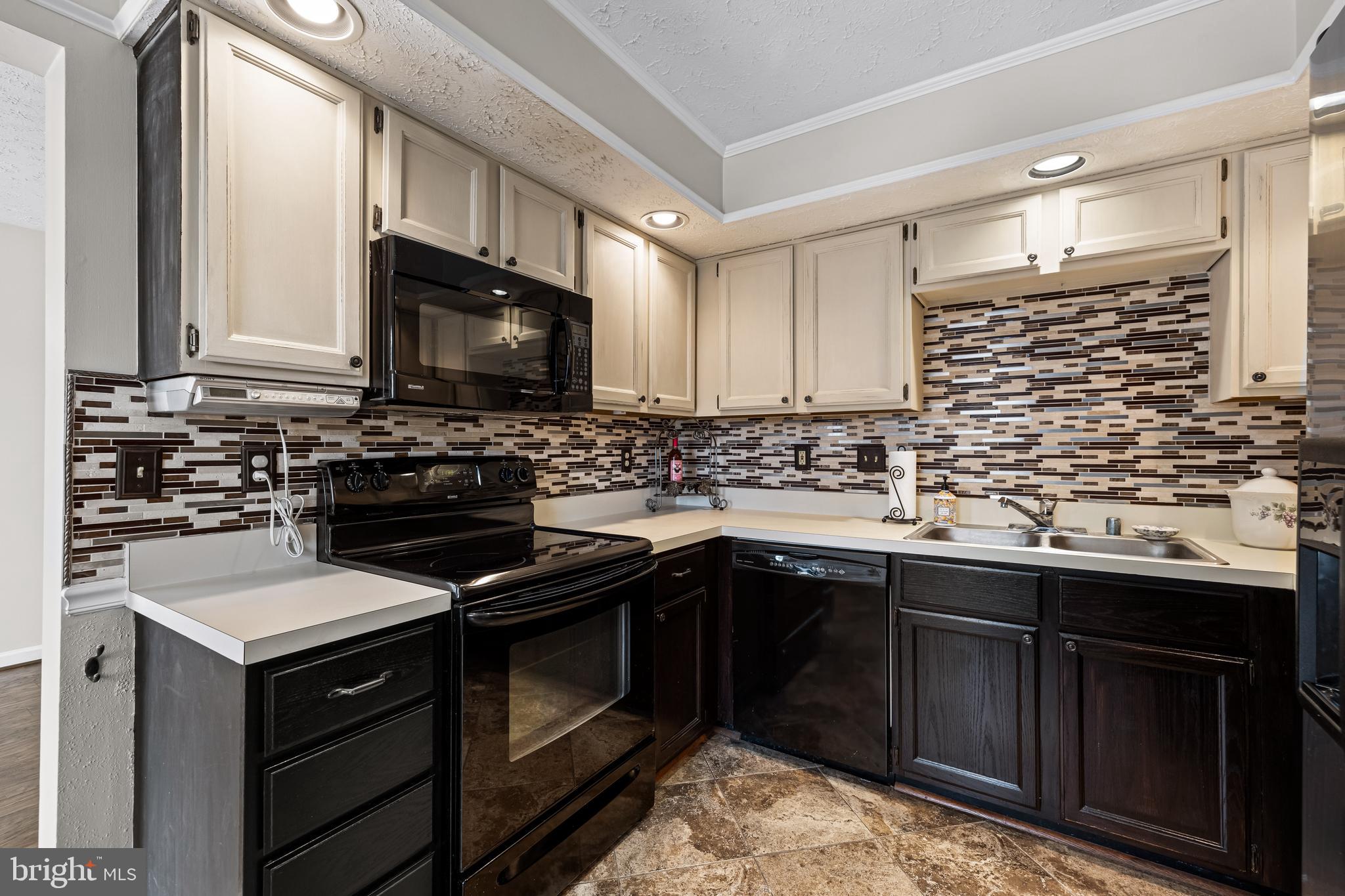 25 ASHMILL COURT