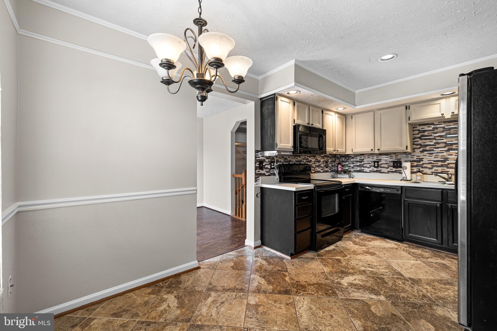 25 ASHMILL COURT