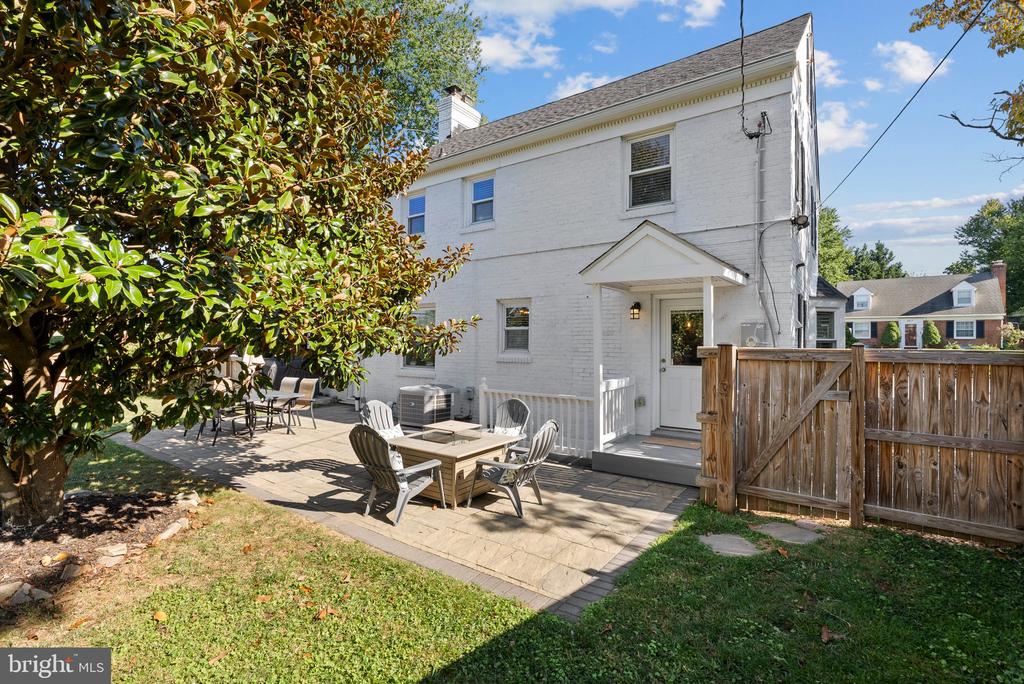 912 LOCUSTVALE ROAD