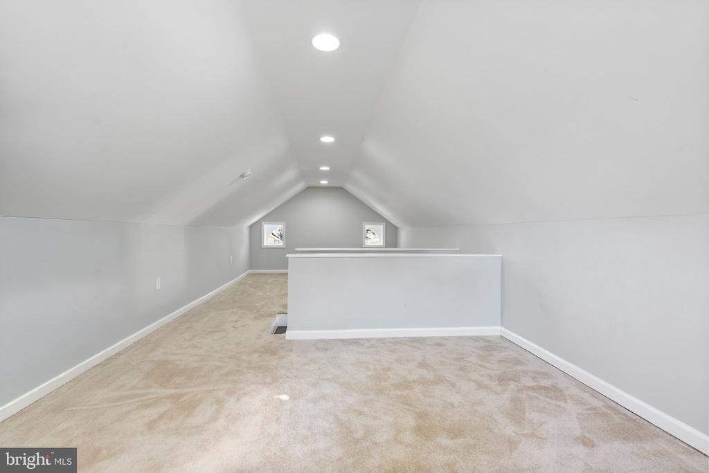 912 LOCUSTVALE ROAD