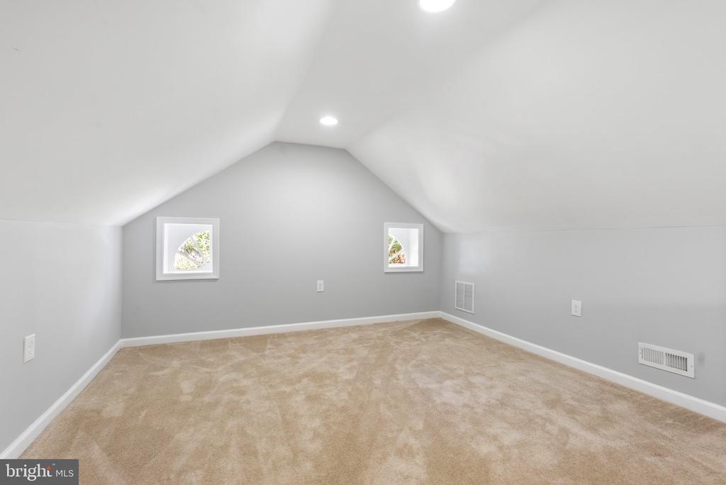 912 LOCUSTVALE ROAD