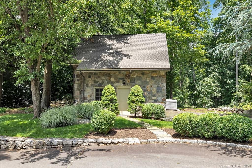 9 Brookside Drive