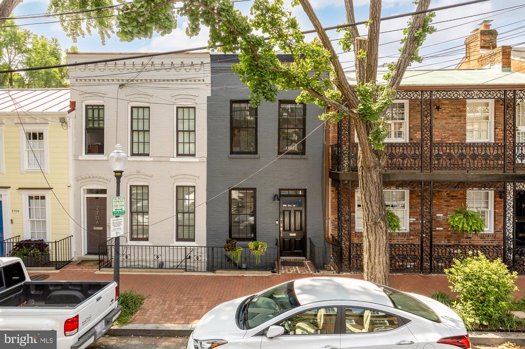 2710 Olive St NW