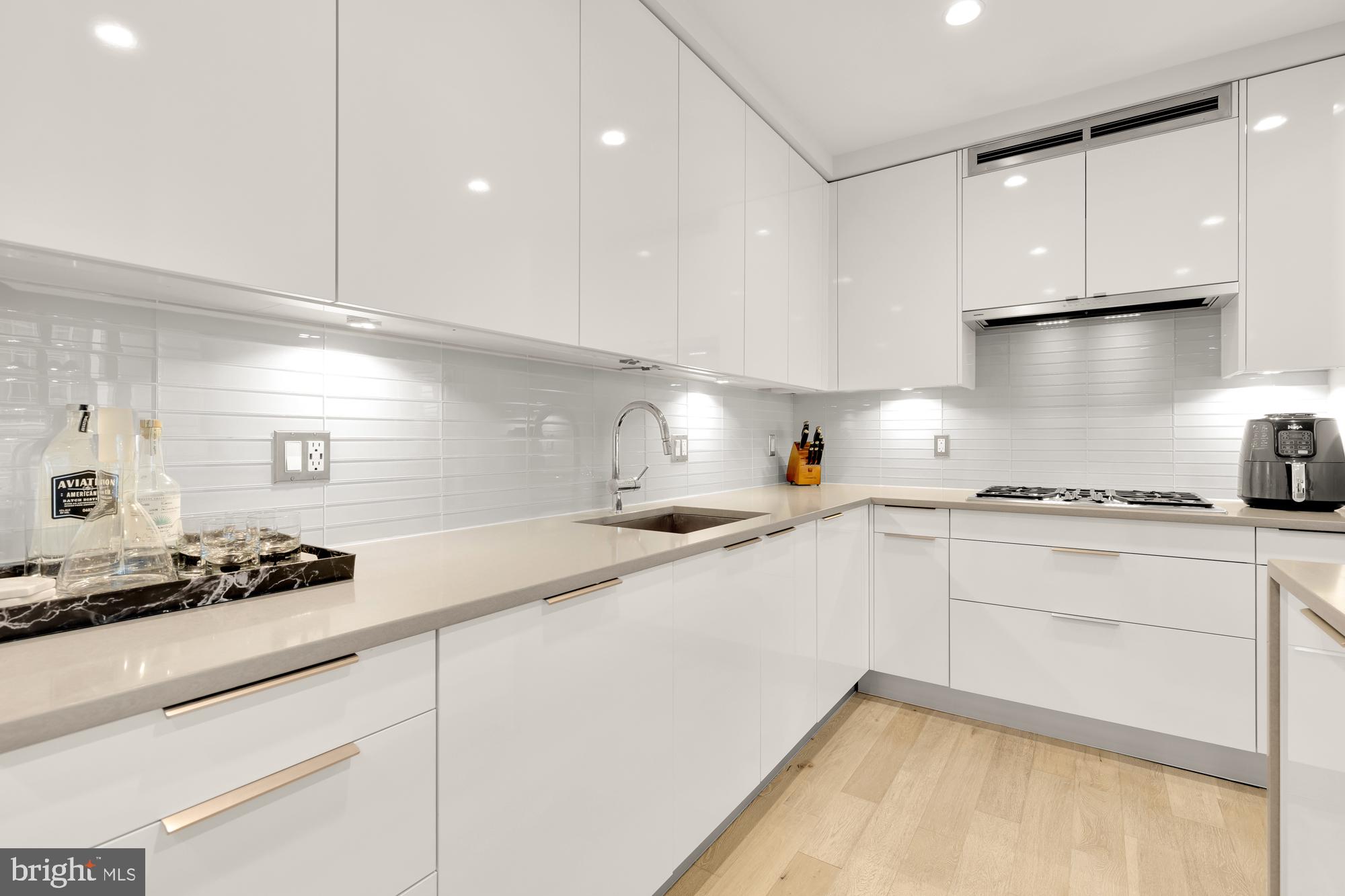 45 Sutton Sq SW #706