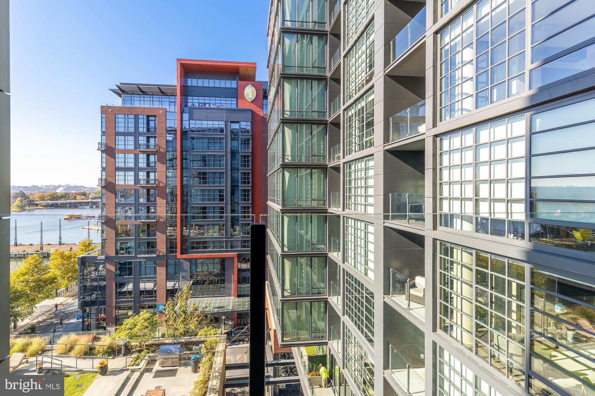 45 Sutton Sq SW #706