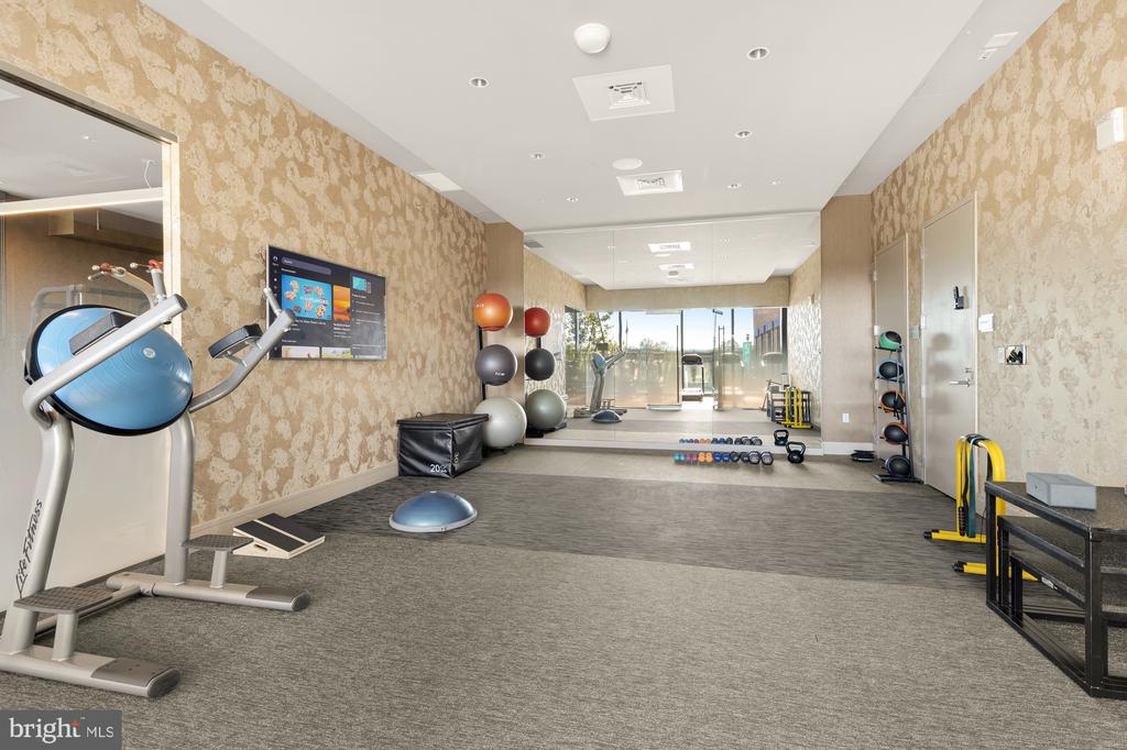 45 Sutton Sq SW #706