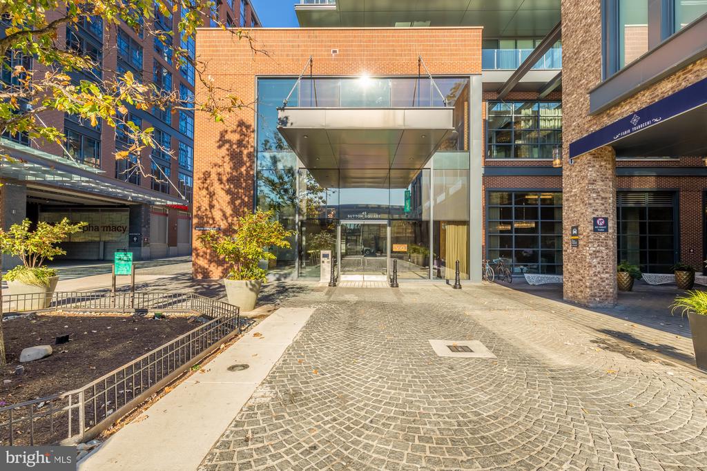 45 Sutton Sq SW #706