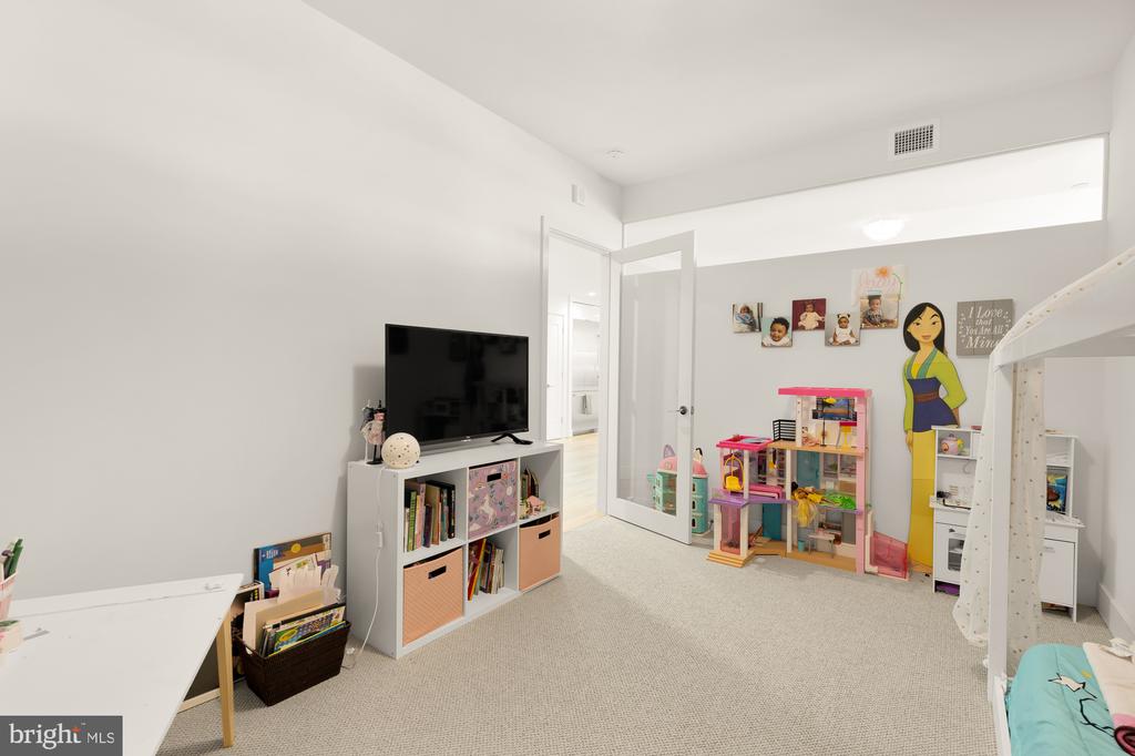 45 Sutton Sq SW #706