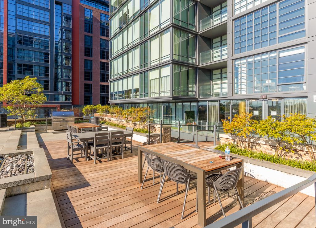 45 Sutton Sq SW #706