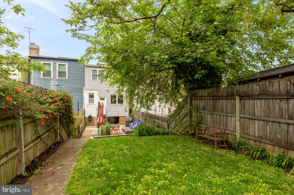 618 FARRAGUT STREET NW