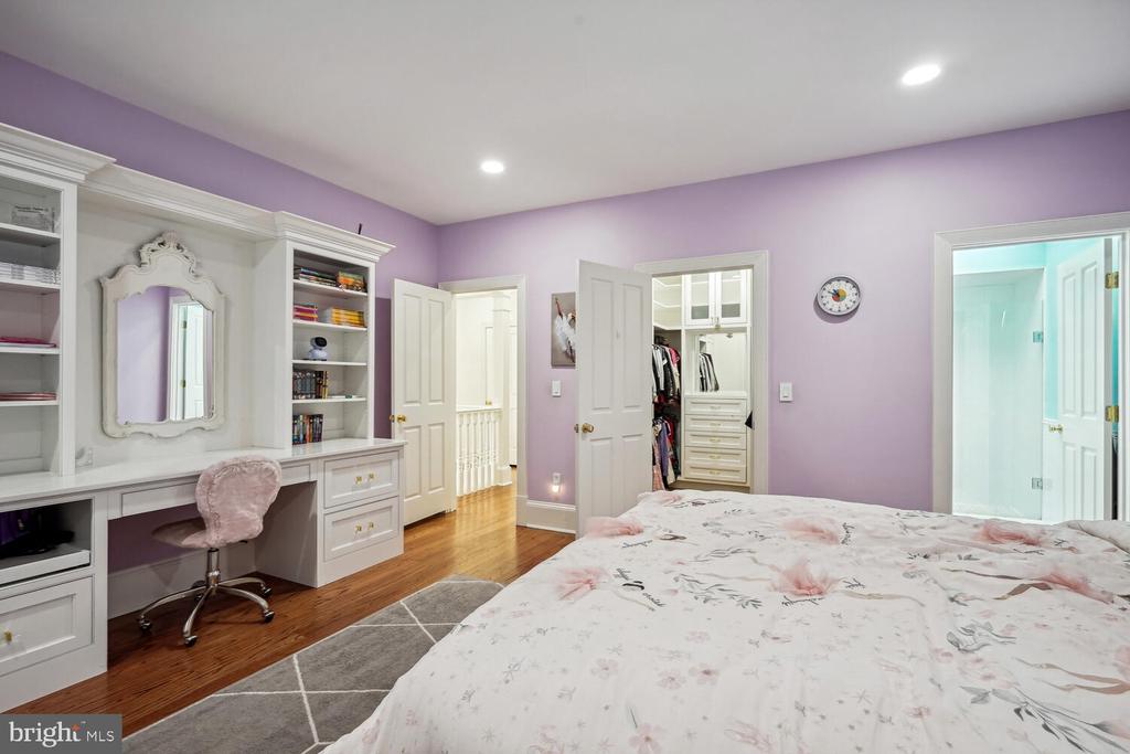10706 Riverwood Dr