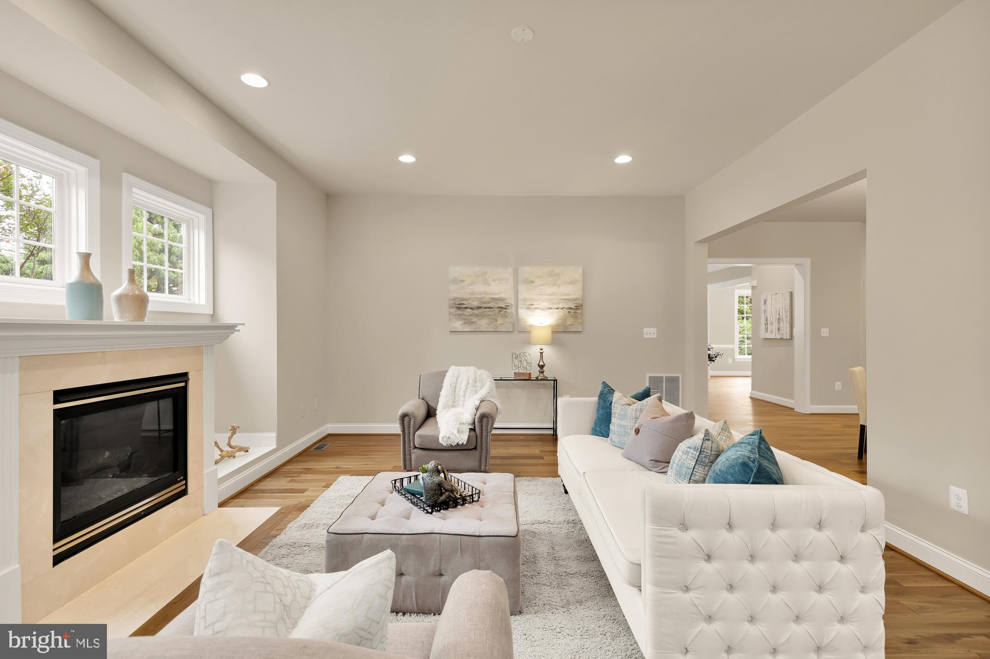 825 Woodside Pkwy