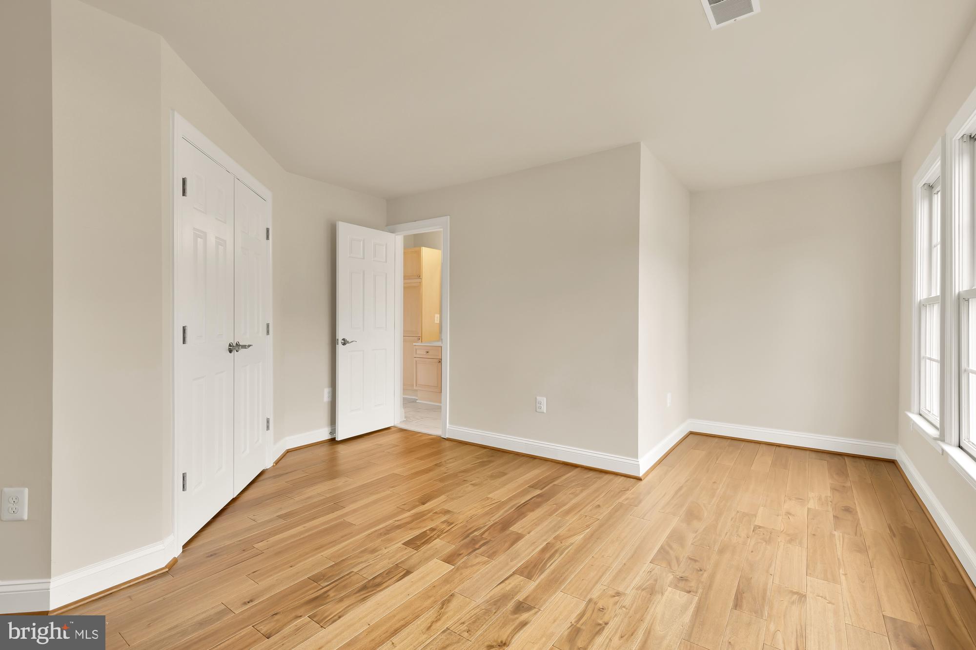 825 Woodside Pkwy