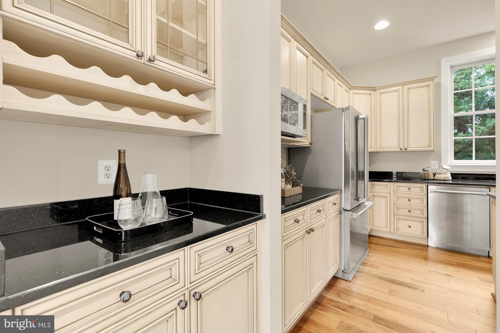 825 Woodside Pkwy
