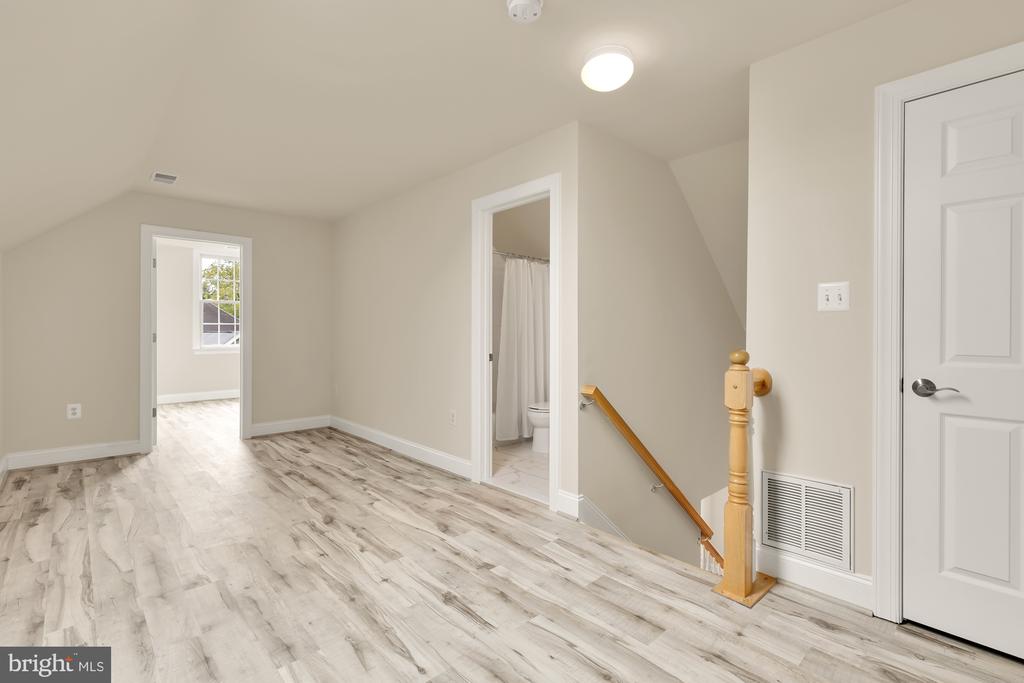 825 Woodside Pkwy