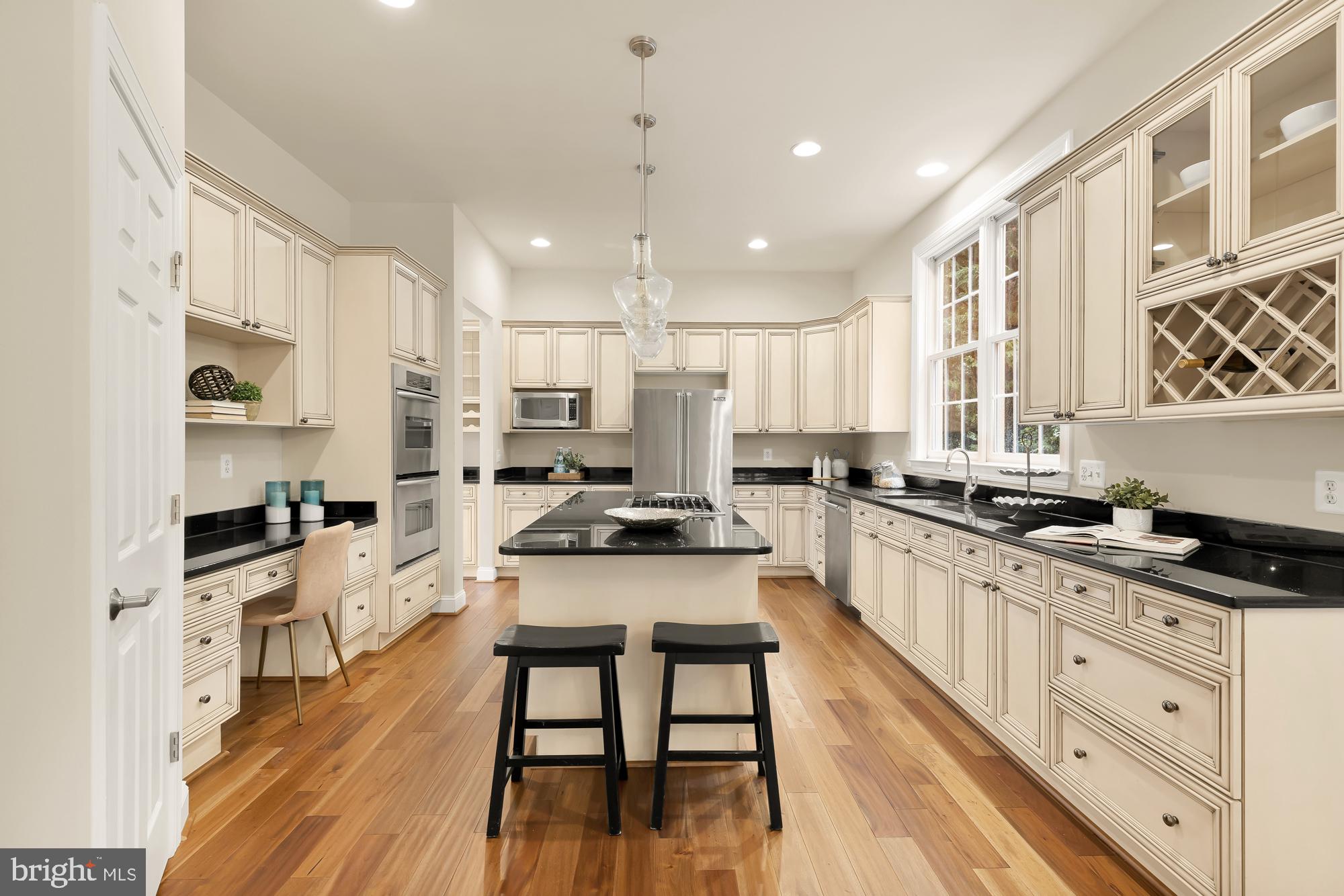 825 Woodside Pkwy