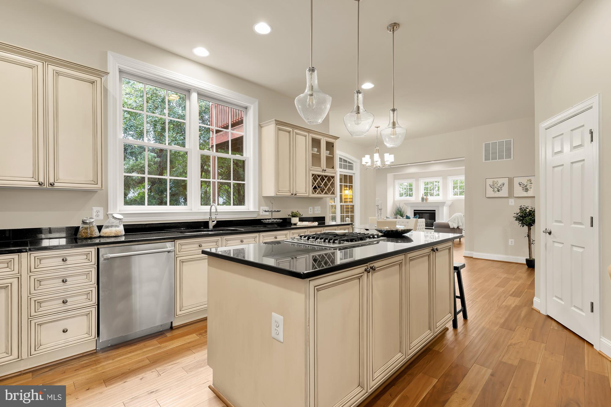 825 Woodside Pkwy