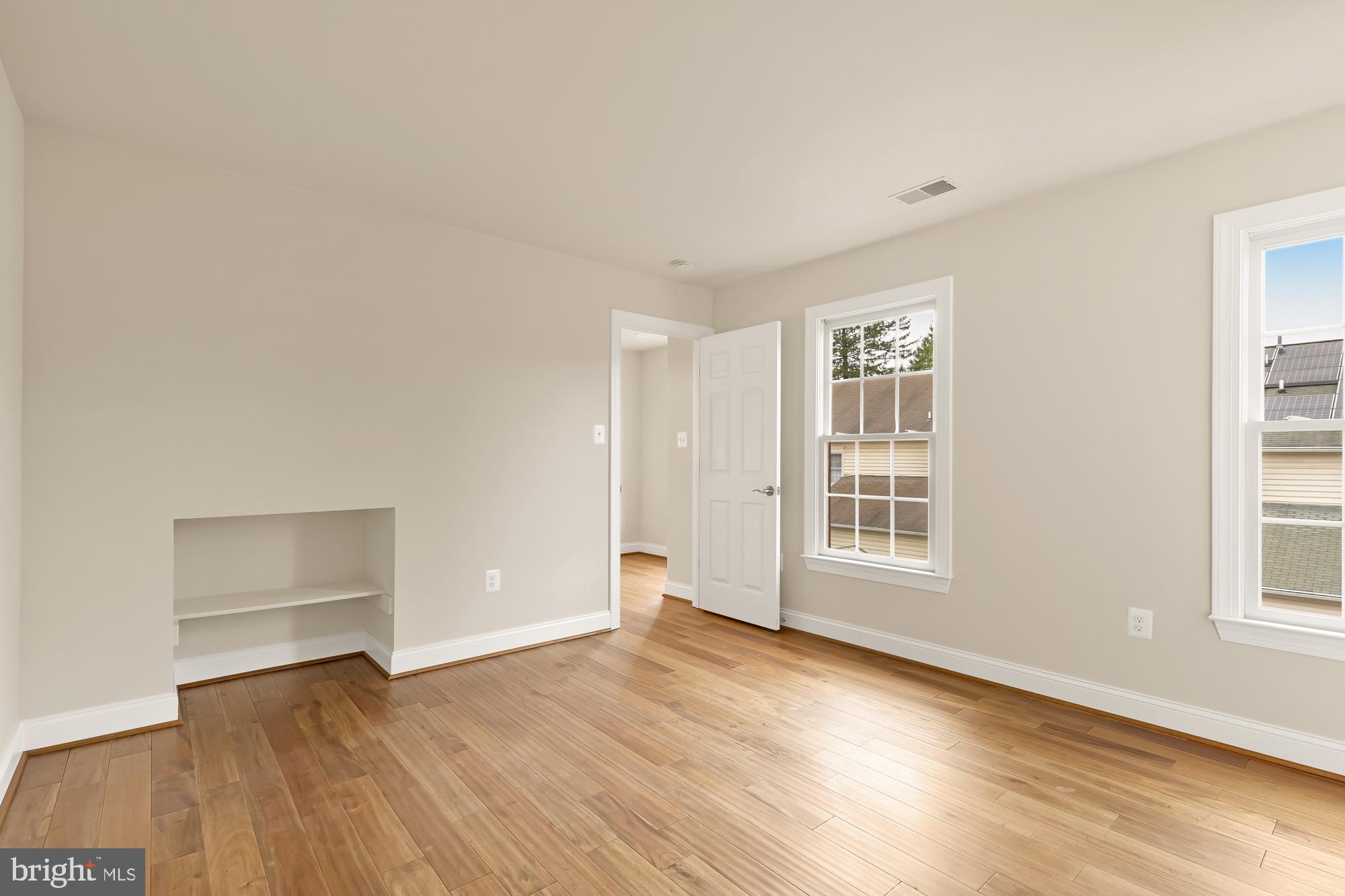 825 Woodside Pkwy