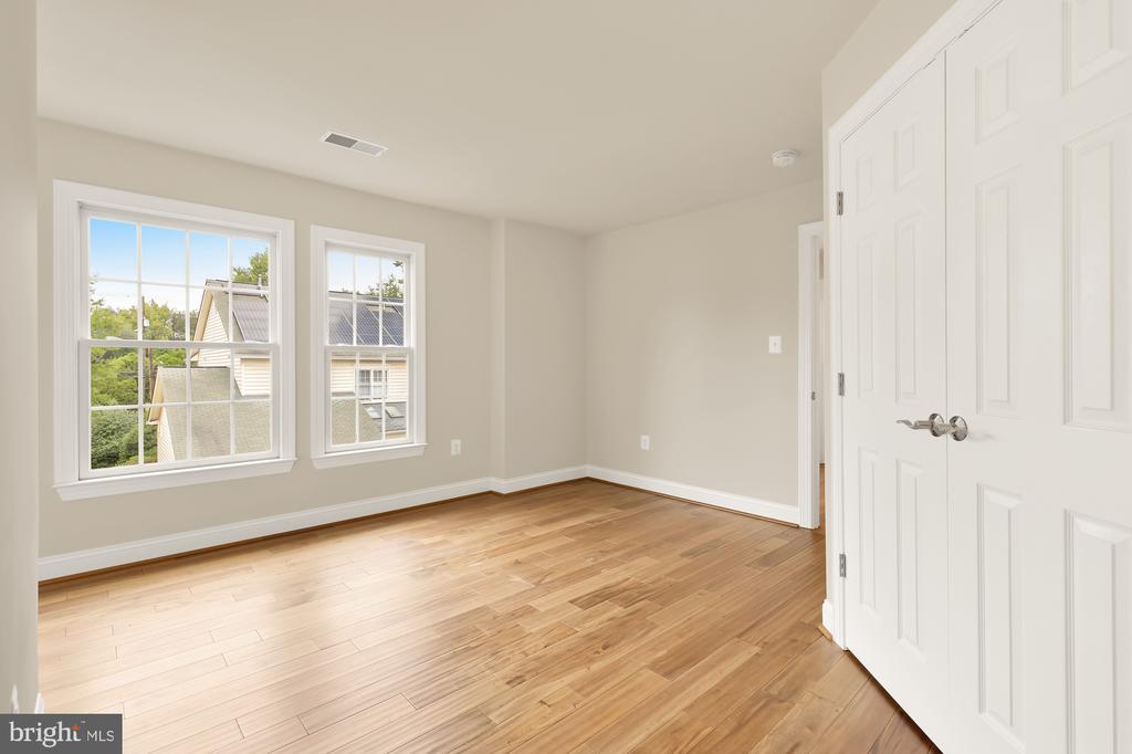 825 Woodside Pkwy