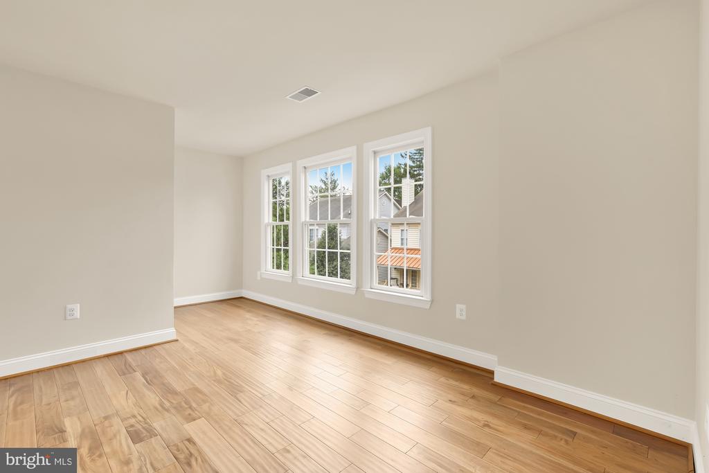 825 Woodside Pkwy