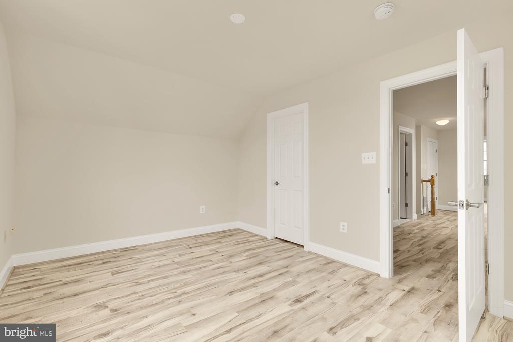 825 Woodside Pkwy