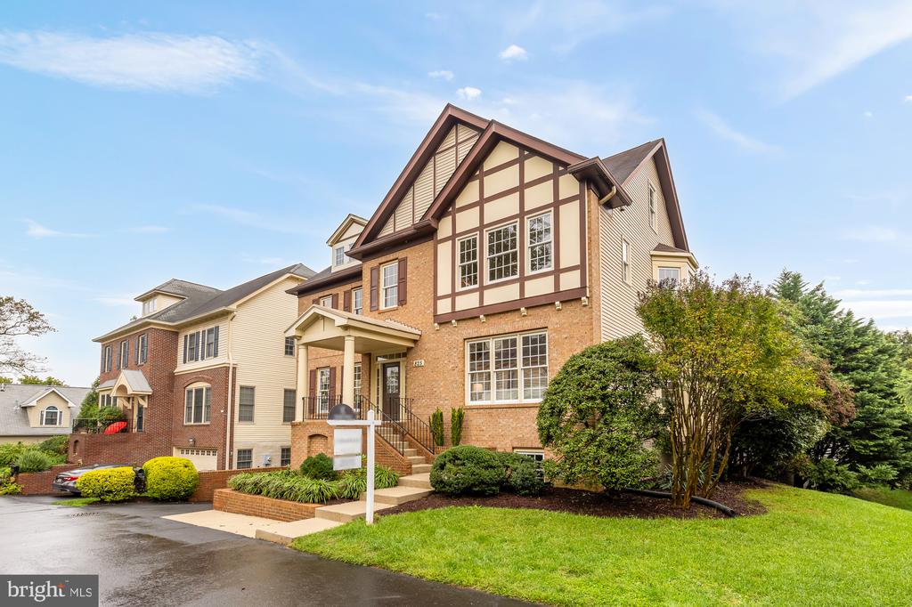 825 Woodside Pkwy