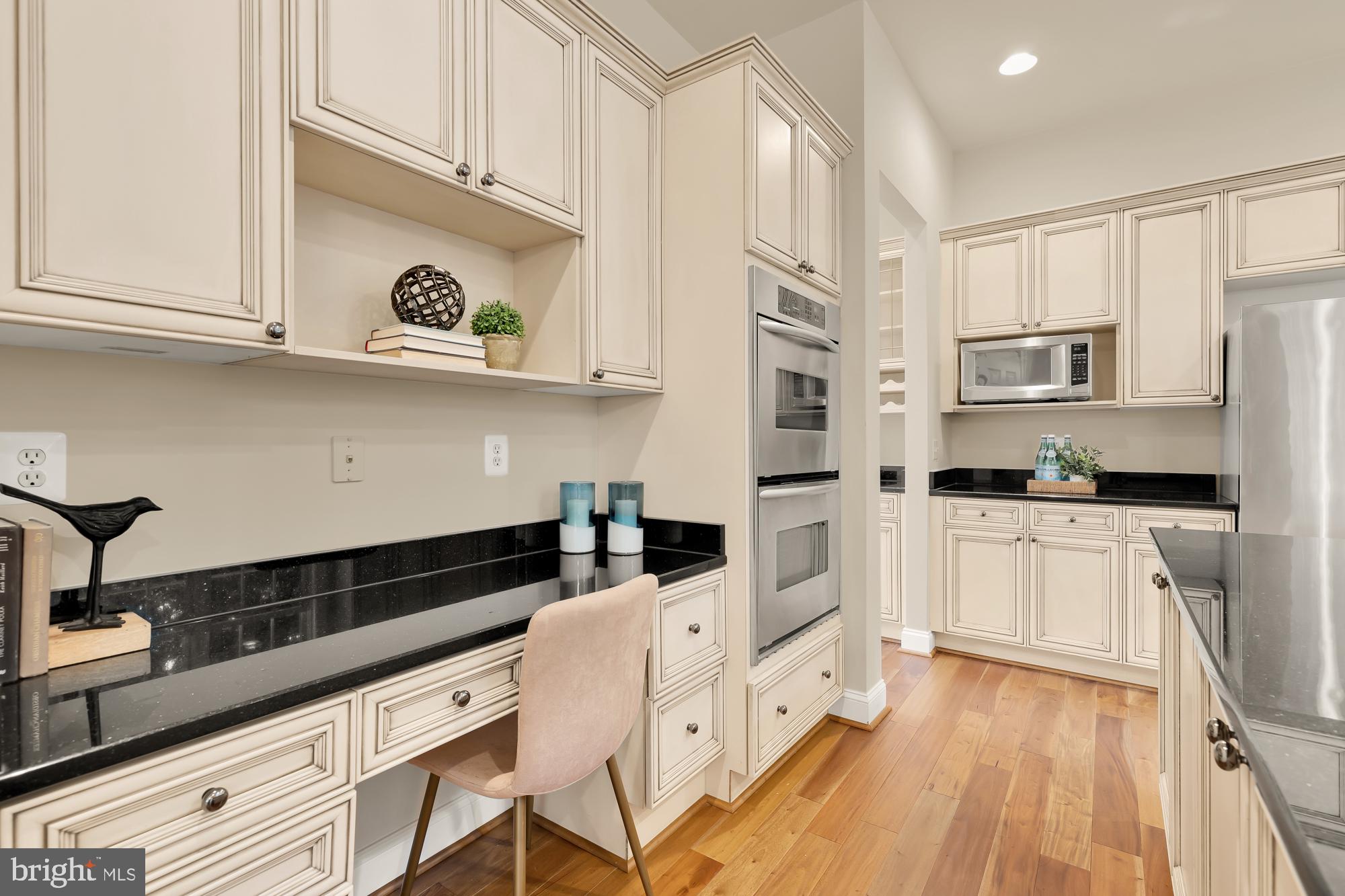 825 Woodside Pkwy