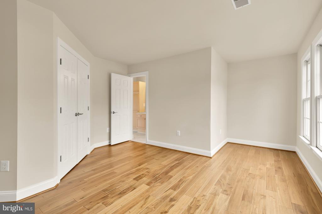 825 Woodside Pkwy