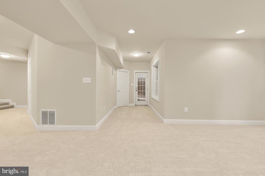 825 Woodside Pkwy