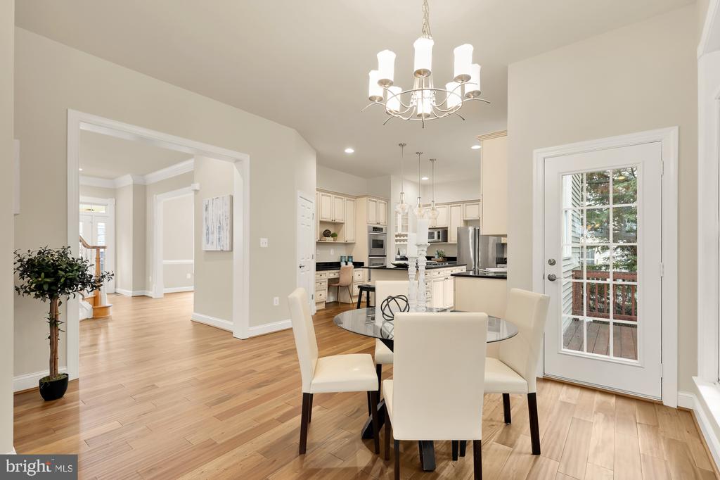 825 Woodside Pkwy