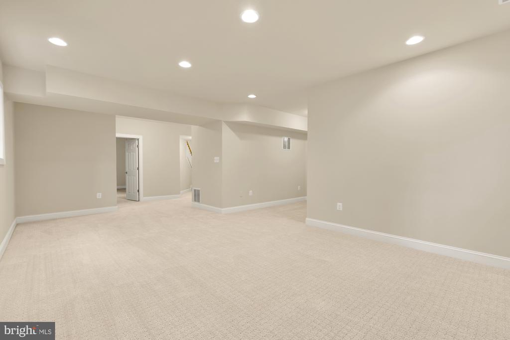 825 Woodside Pkwy
