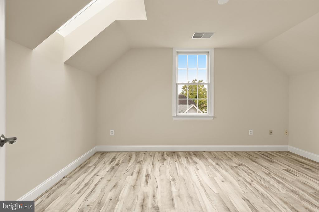 825 Woodside Pkwy