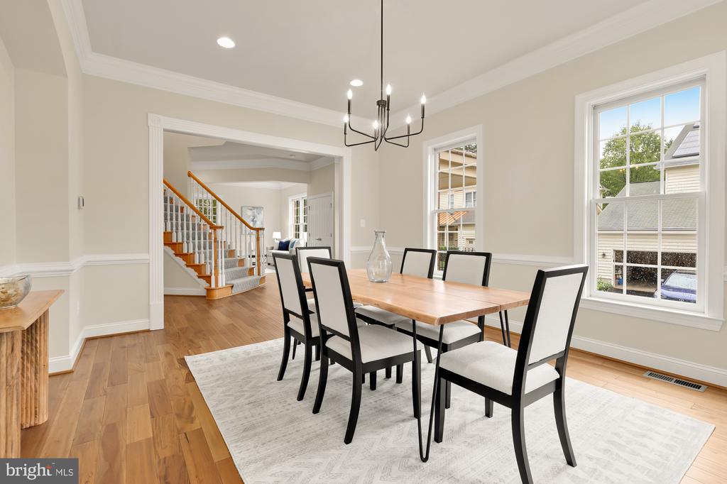 825 Woodside Pkwy