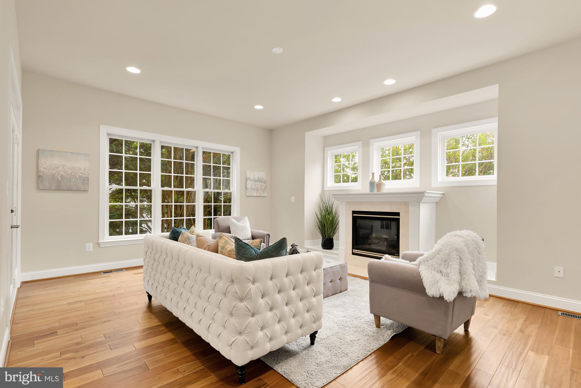 825 Woodside Pkwy