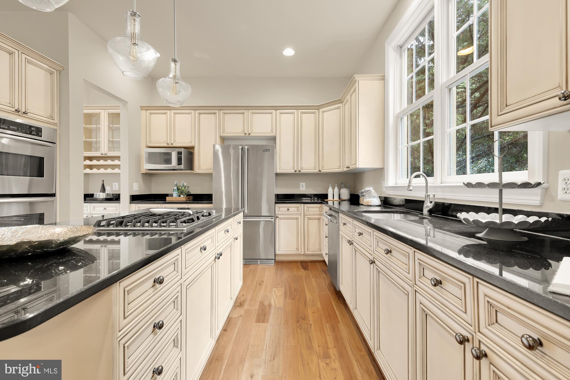 825 Woodside Pkwy