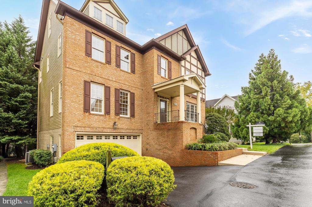 825 Woodside Pkwy