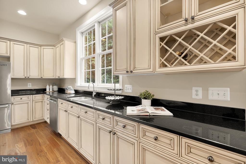 825 Woodside Pkwy