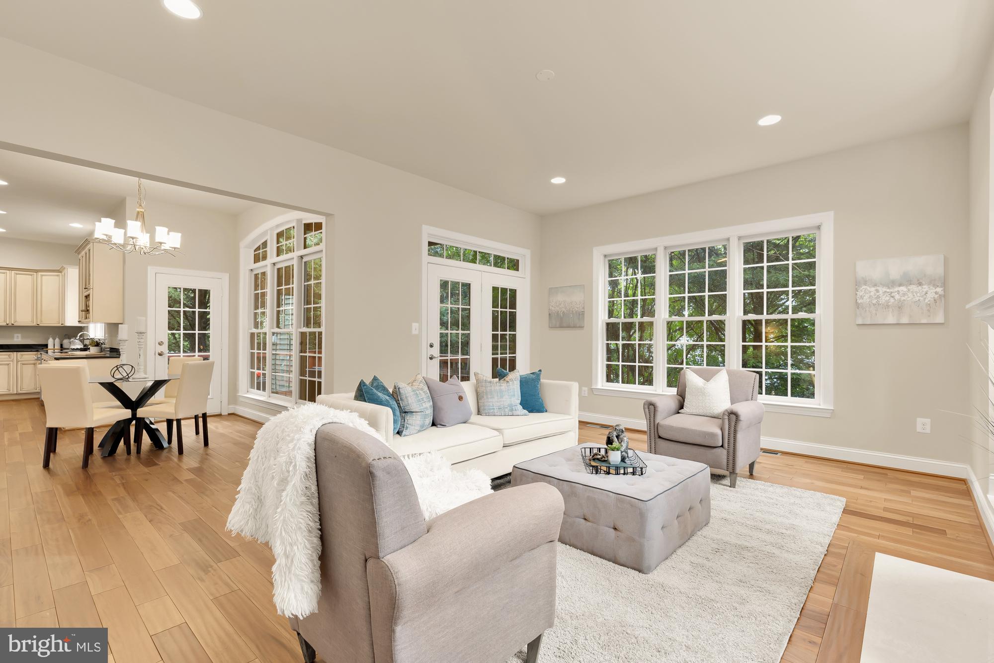 825 Woodside Pkwy