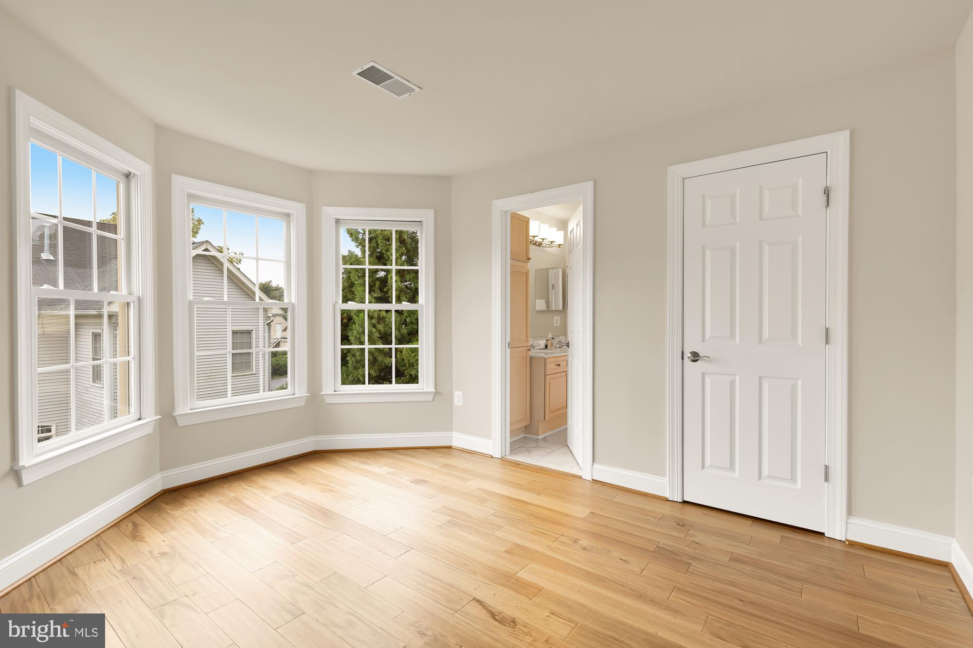 825 Woodside Pkwy