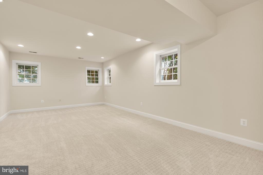 825 Woodside Pkwy