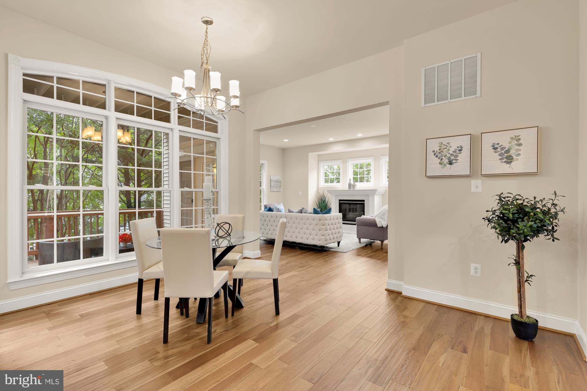 825 Woodside Pkwy