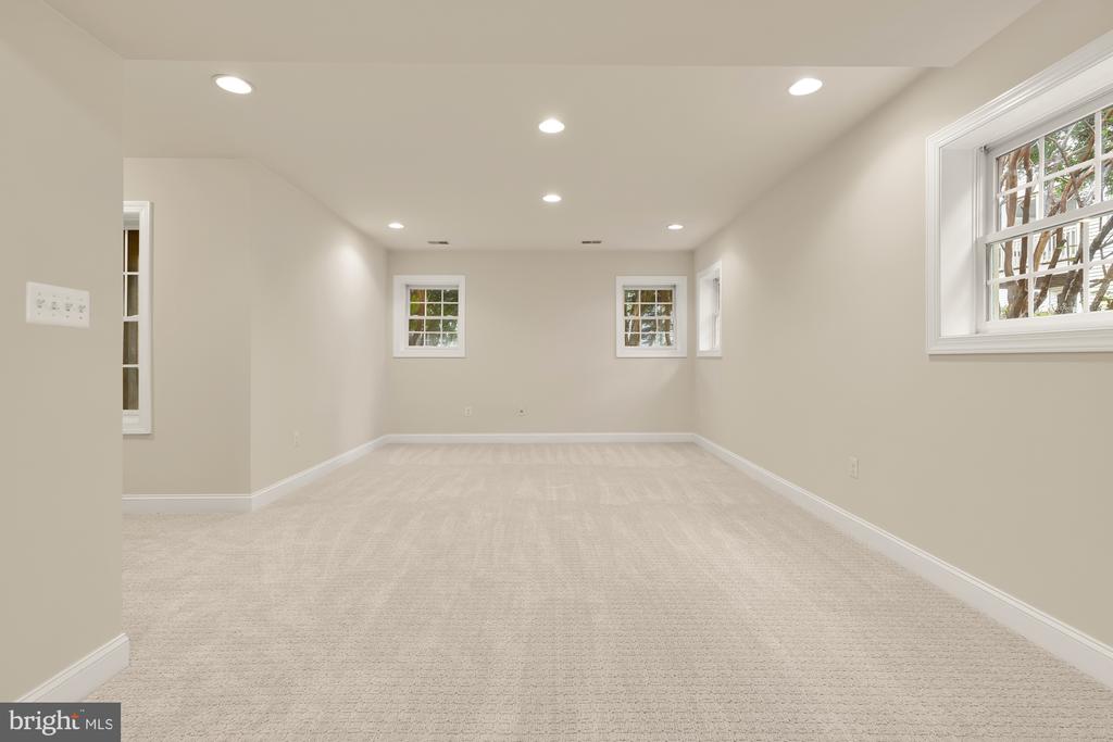825 Woodside Pkwy