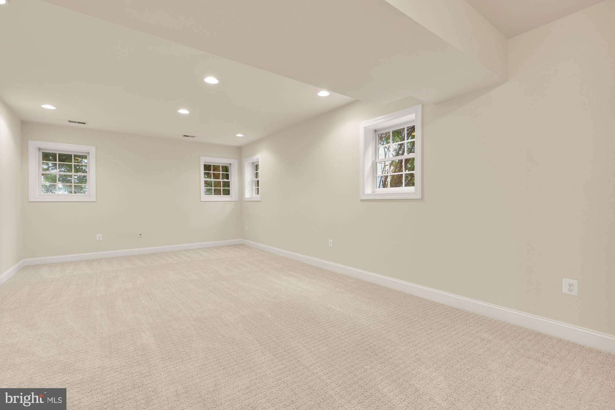 825 Woodside Pkwy